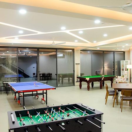 Pearl Lakeview Mansion By Stayvista - Lakeside Villa With Infinity Pool, Jacuzzi, In-House Theatre & Games Room إيغاتبوري المظهر الخارجي الصورة