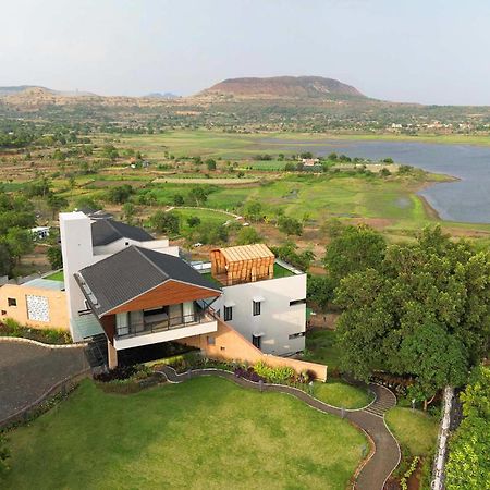 Pearl Lakeview Mansion By Stayvista - Lakeside Villa With Infinity Pool, Jacuzzi, In-House Theatre & Games Room إيغاتبوري المظهر الخارجي الصورة