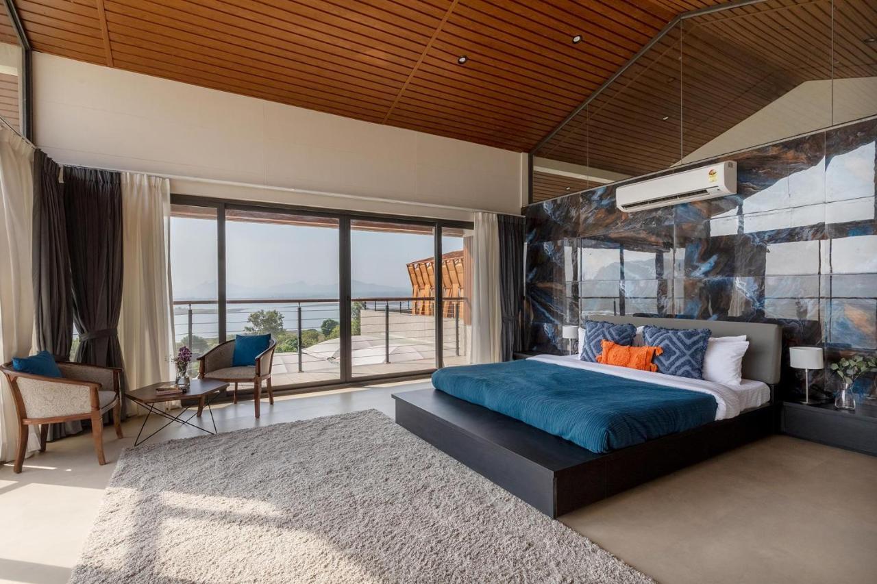 Pearl Lakeview Mansion By Stayvista - Lakeside Villa With Infinity Pool, Jacuzzi, In-House Theatre & Games Room إيغاتبوري المظهر الخارجي الصورة