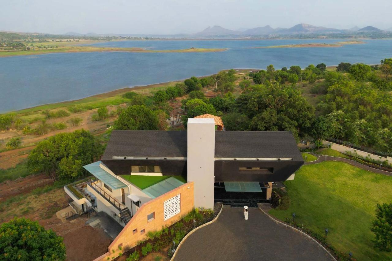 Pearl Lakeview Mansion By Stayvista - Lakeside Villa With Infinity Pool, Jacuzzi, In-House Theatre & Games Room إيغاتبوري المظهر الخارجي الصورة