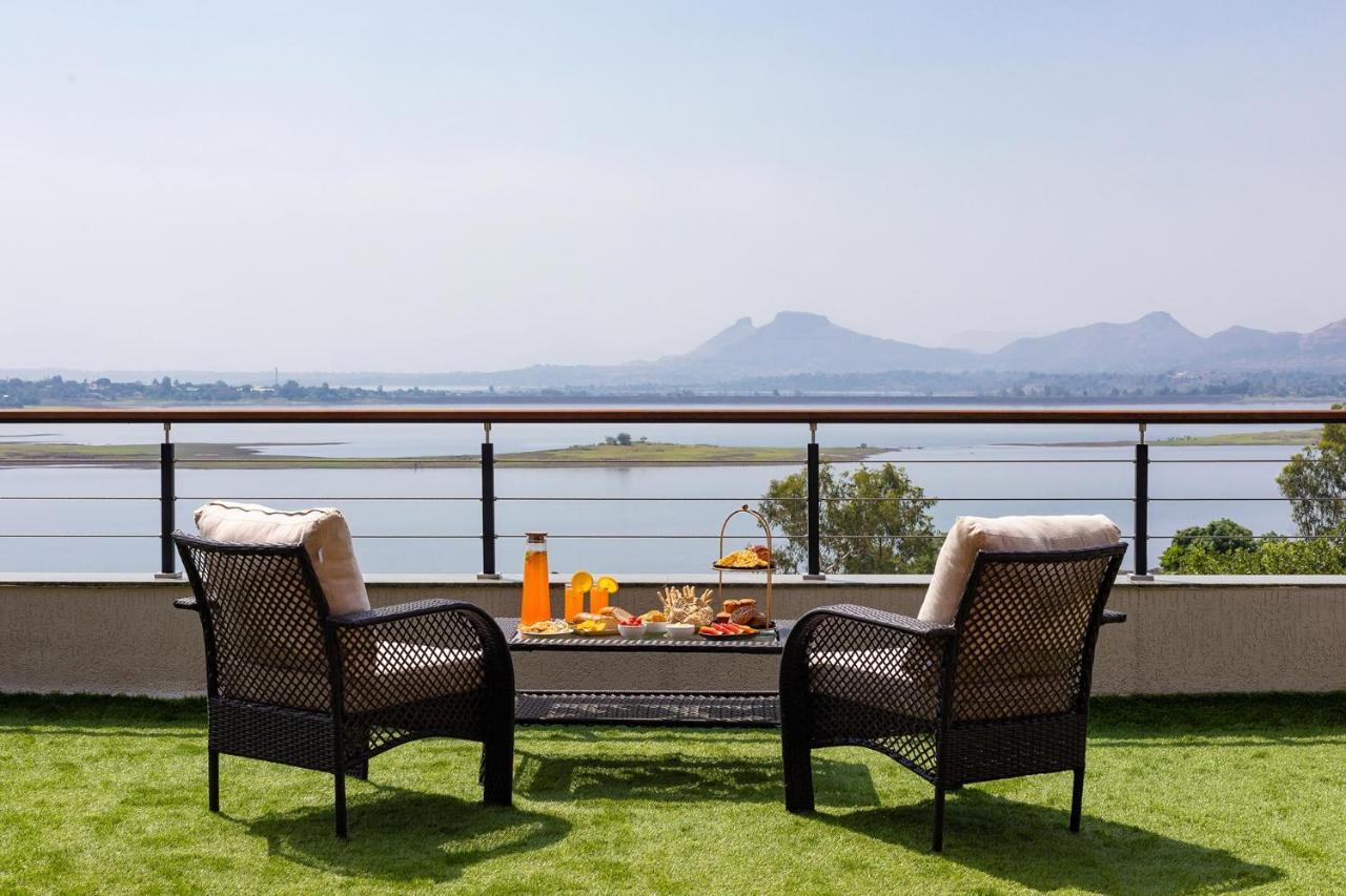 Pearl Lakeview Mansion By Stayvista - Lakeside Villa With Infinity Pool, Jacuzzi, In-House Theatre & Games Room إيغاتبوري المظهر الخارجي الصورة
