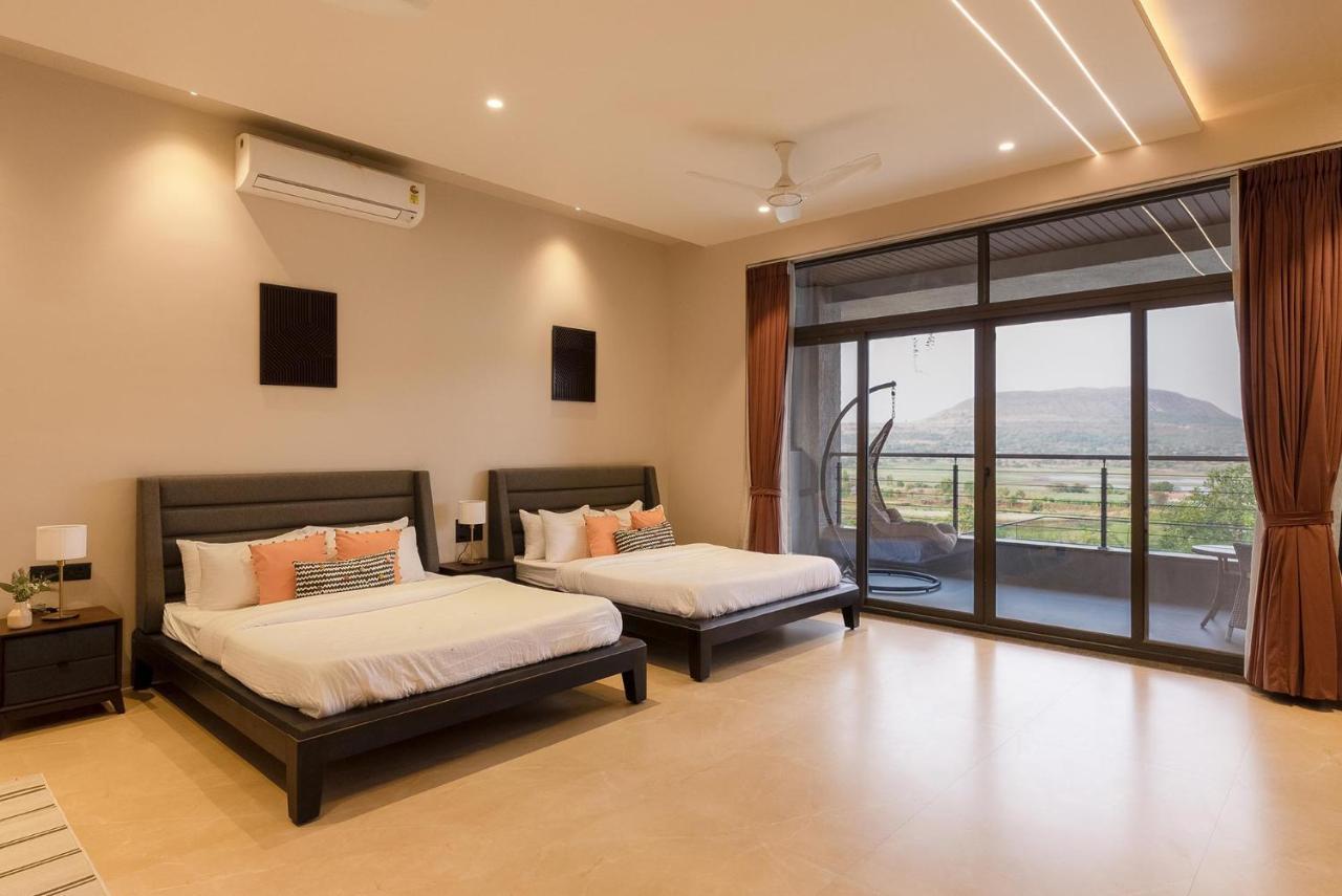 Pearl Lakeview Mansion By Stayvista - Lakeside Villa With Infinity Pool, Jacuzzi, In-House Theatre & Games Room إيغاتبوري المظهر الخارجي الصورة