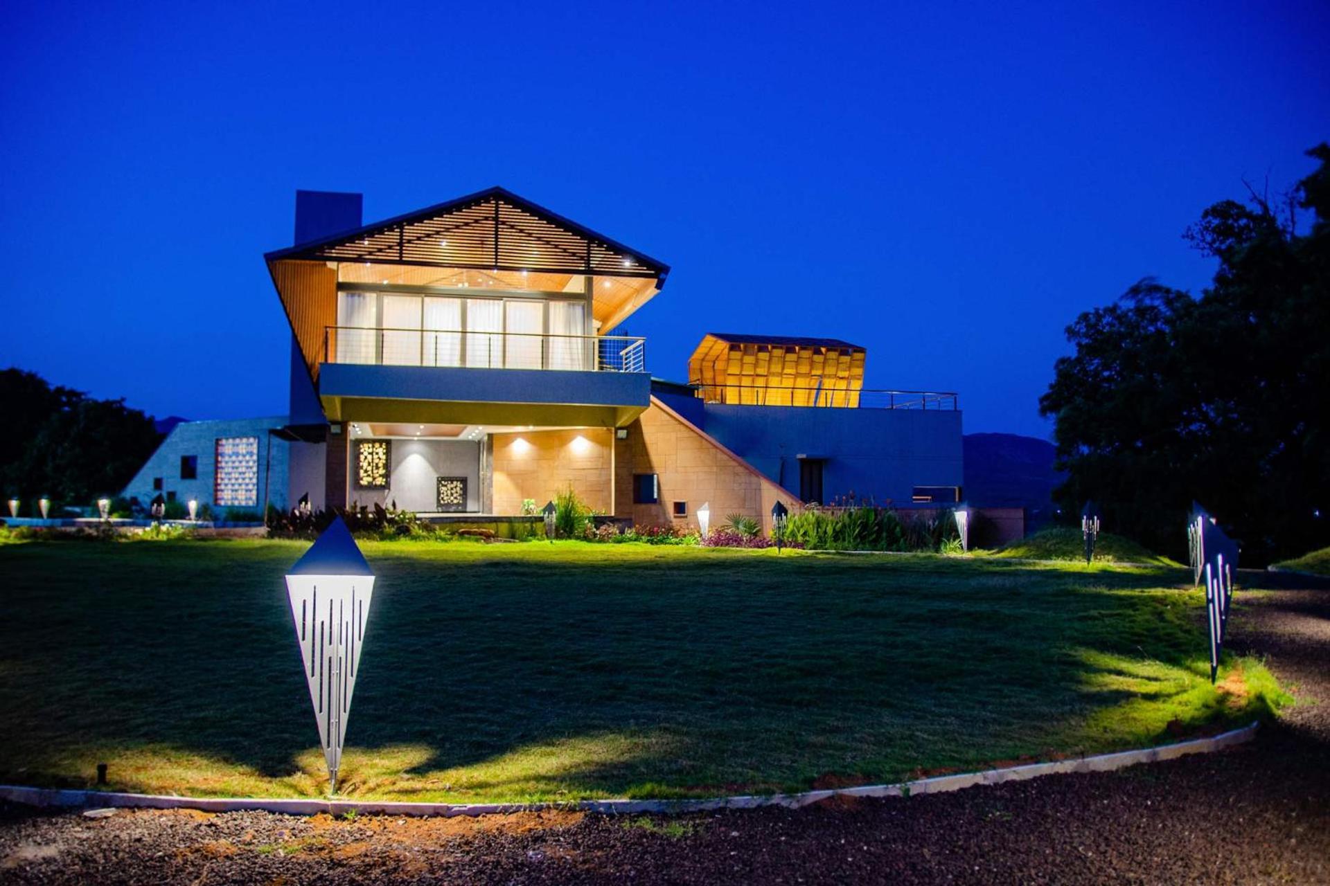 Pearl Lakeview Mansion By Stayvista - Lakeside Villa With Infinity Pool, Jacuzzi, In-House Theatre & Games Room إيغاتبوري المظهر الخارجي الصورة