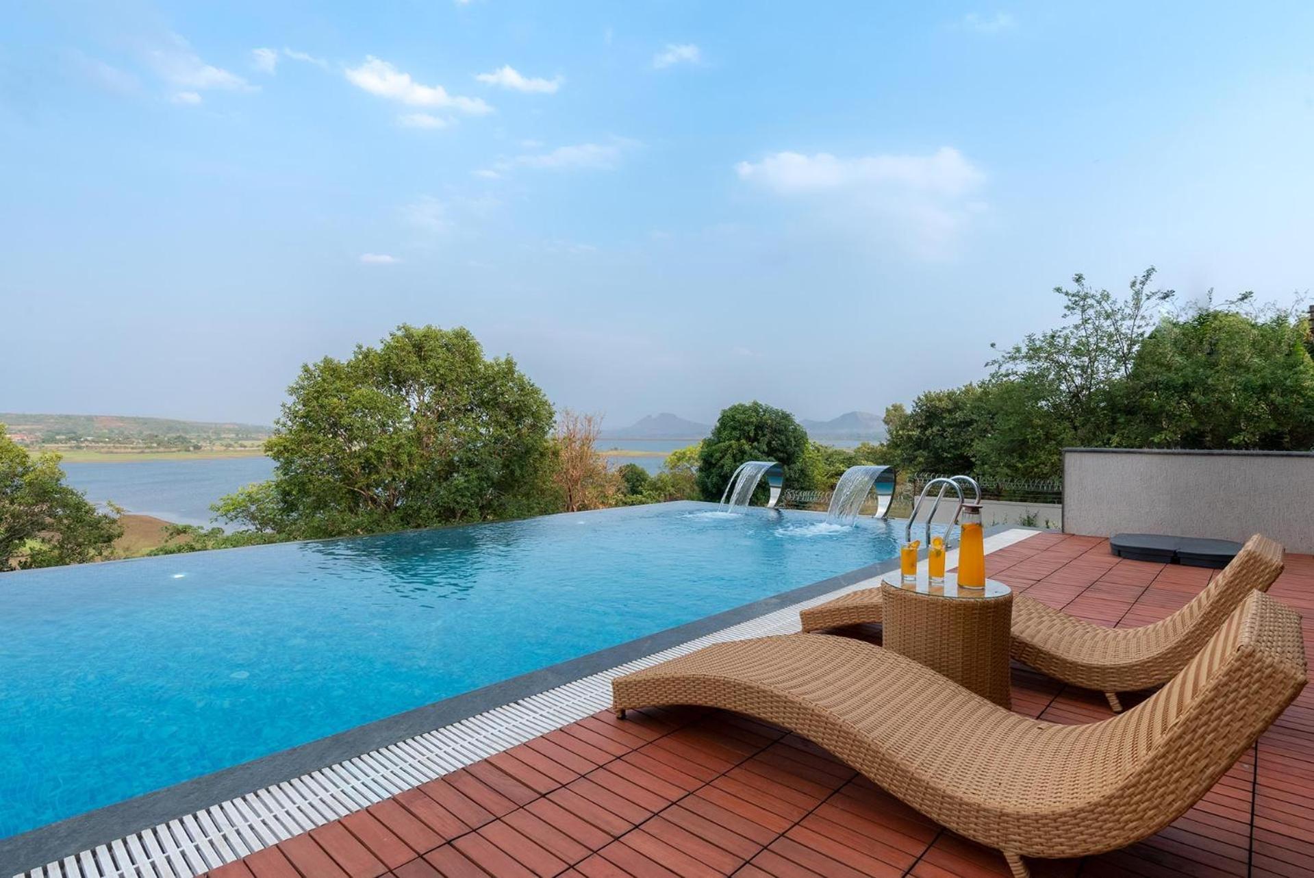 Pearl Lakeview Mansion By Stayvista - Lakeside Villa With Infinity Pool, Jacuzzi, In-House Theatre & Games Room إيغاتبوري المظهر الخارجي الصورة